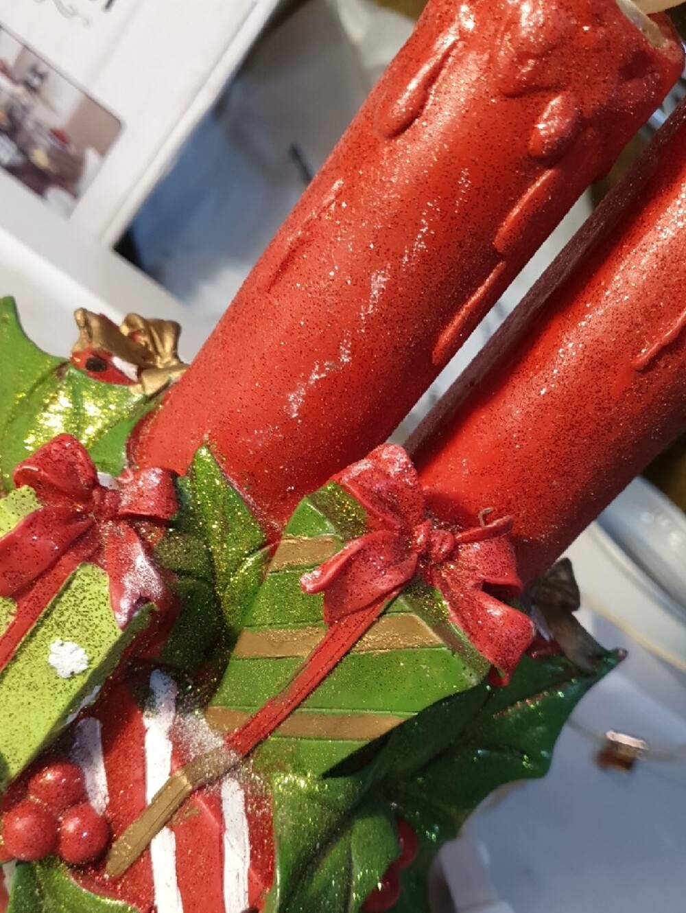 💜 Red LED Christmas Candle Pair with Holly and Gifts - Picture 2 of 13